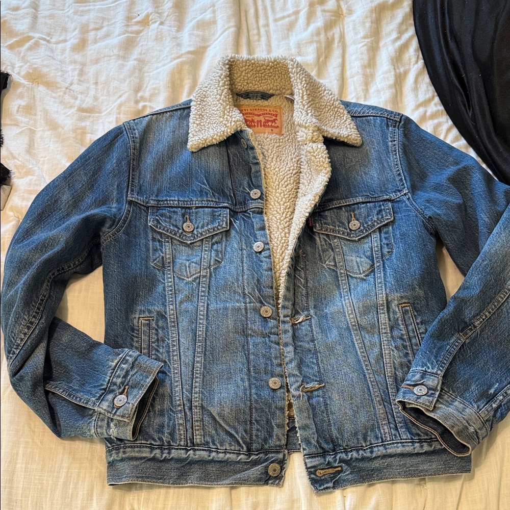 Levi's Classic Blue Denim Jacket with Sherpa Lining